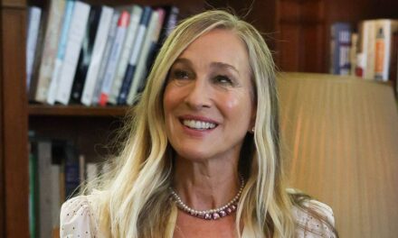 Sarah Jessica Parker incarne la princesse Diana lors d&rsquo;une rencontre emblématique avec la reine