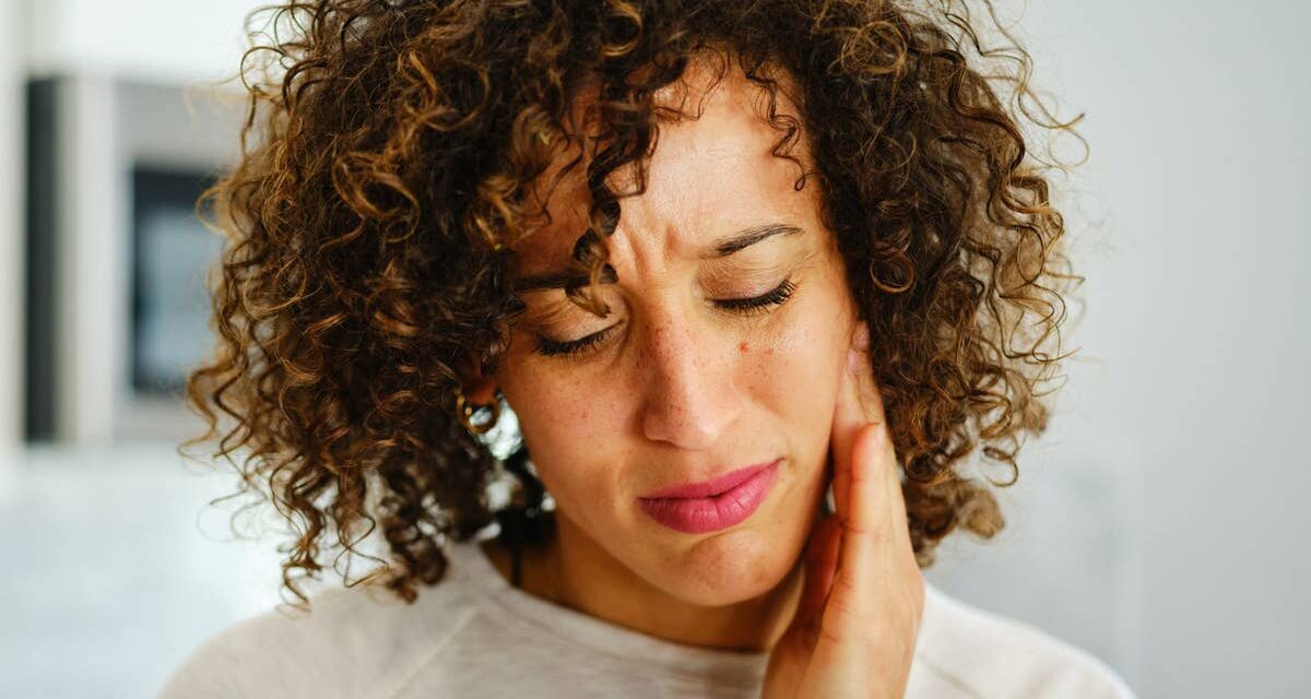 Ce n&rsquo;est pas un problème dentaire : un spécialiste en médecine buccale explique ce que peut réellement signifier une bouche douloureuse si vous êtes une femme de plus de 50 ans.