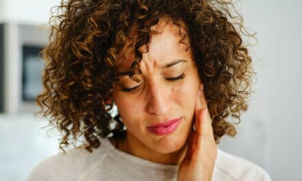 Ce n&rsquo;est pas un problème dentaire : un spécialiste en médecine buccale explique ce que peut réellement signifier une bouche douloureuse si vous êtes une femme de plus de 50 ans.