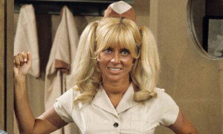 Joy Harmon, icône des pin-up des années 60, est décédée à l&rsquo;âge de 87 ans