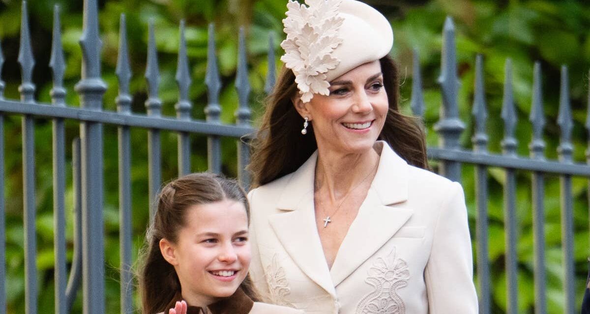 Kate Middleton fait son entrée à Pâques dans une robe céleste Self-Portrait – et son plus petit sac à main