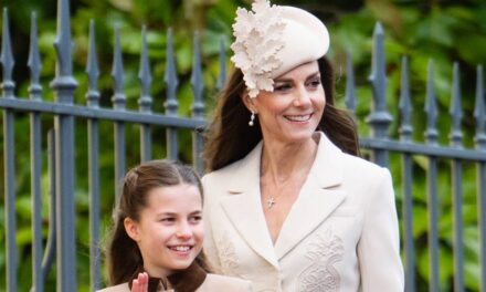 Kate Middleton fait son entrée à Pâques dans une robe céleste Self-Portrait – et son plus petit sac à main