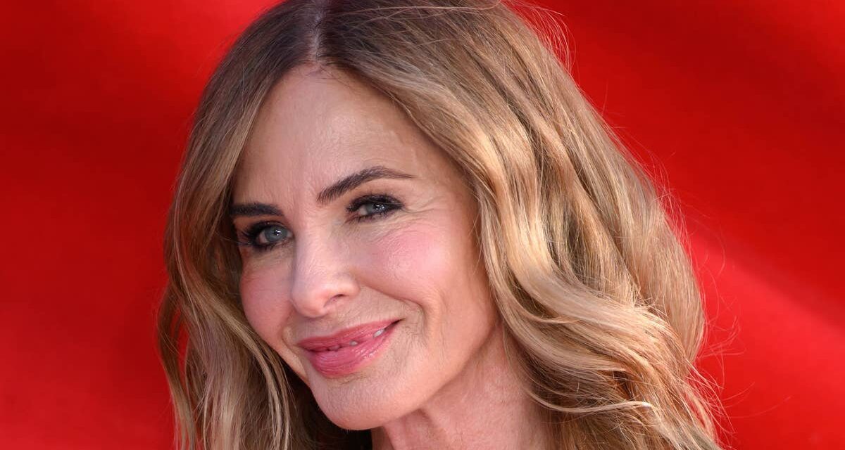 Trinny Woodall, 62 ans, montre un physique anti-âge dans un petit haut court et des leggings