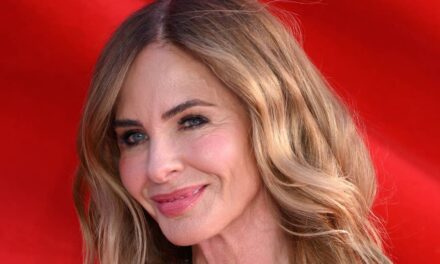 Trinny Woodall, 62 ans, montre un physique anti-âge dans un petit haut court et des leggings
