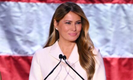 La Première Dame Melania Trump reste « concentrée sur le laser » alors qu&rsquo;elle poursuit sa mission