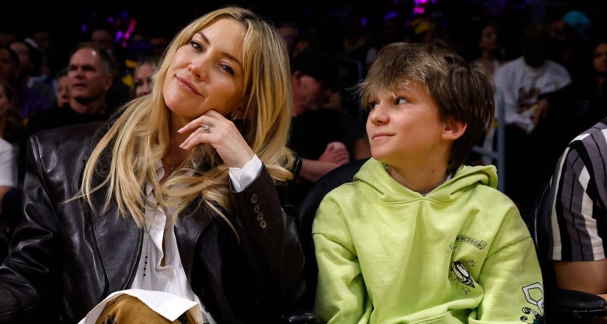 Bingham, le fils de Kate Hudson, a l&rsquo;air tellement adulte lors de sa première apparition sur le tapis rouge en 10 ans
