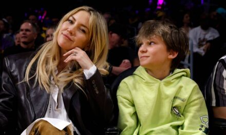 Bingham, le fils de Kate Hudson, a l&rsquo;air tellement adulte lors de sa première apparition sur le tapis rouge en 10 ans