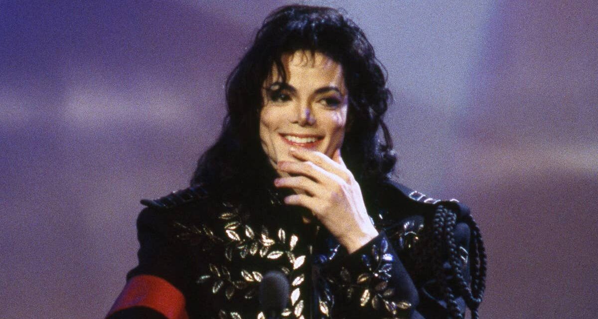 Le fils de Michael Jackson rend hommage à son défunt père avec un look sur le tapis rouge lors de la première du biopic