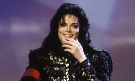 Le fils de Michael Jackson rend hommage à son défunt père avec un look sur le tapis rouge lors de la première du biopic