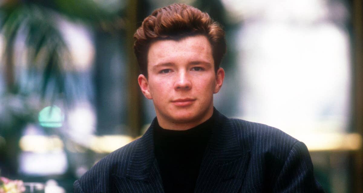 Le chanteur des années 80, 60 ans, a l&rsquo;air si jeune lors de sa dernière apparition