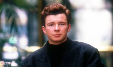 Le chanteur des années 80, 60 ans, a l&rsquo;air si jeune lors de sa dernière apparition