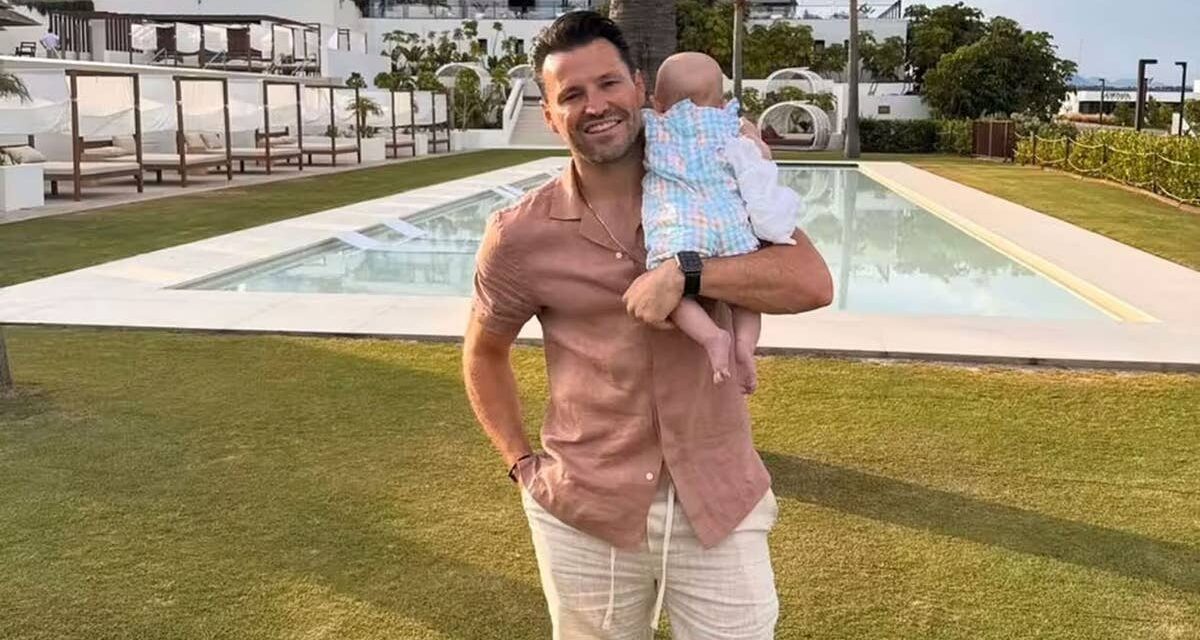 Mark Wright est le papa fille ultime alors qu&rsquo;il regarde Miss Rachel avec bébé Palma