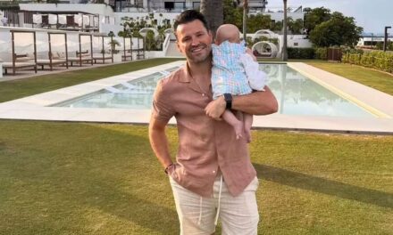 Mark Wright est le papa fille ultime alors qu&rsquo;il regarde Miss Rachel avec bébé Palma