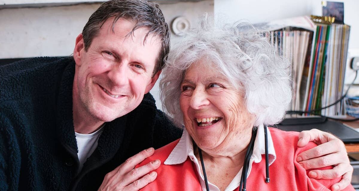 Les conditions de vie non conventionnelles de Miriam Margolyes dans la maison « intergénérationnelle » de Clapham