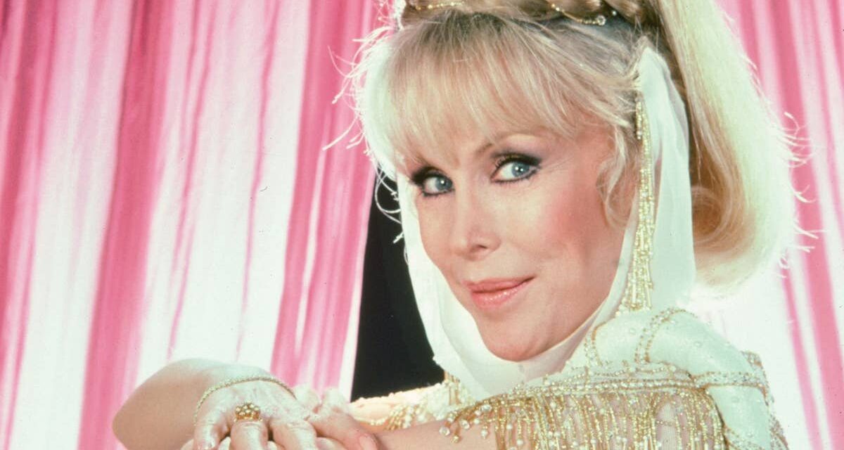 Barbara Eden, 94 ans, fait tourner les têtes dans un costume rouge vif recréant la pose emblématique de I Dream of Jeannie