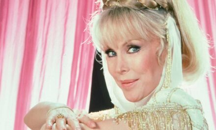 Barbara Eden, 94 ans, fait tourner les têtes dans un costume rouge vif recréant la pose emblématique de I Dream of Jeannie