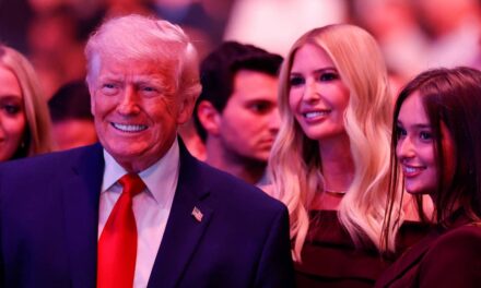 Donald Trump fait une rare apparition publique avec sa fille Ivanka Trump