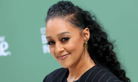 Tia Mowry impressionne avec son look lingerie moulant lors d&rsquo;une soirée
