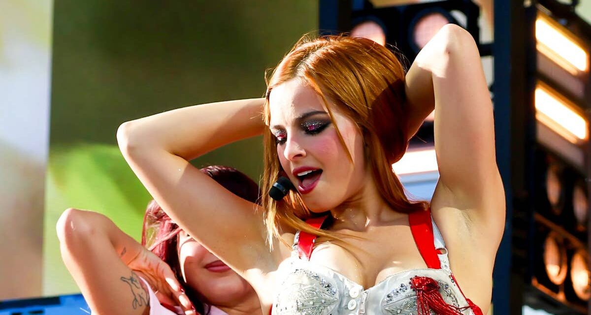 Le subtil moment de tenue post-Coachella d&rsquo;Addison Rae avec un bikini en cuir rouge que vous avez probablement manqué