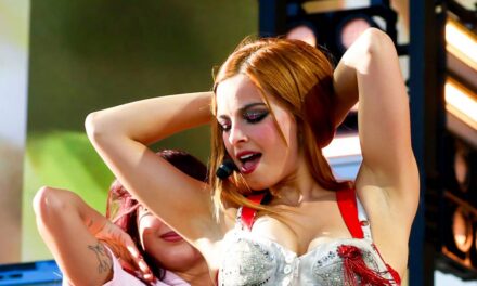 Le subtil moment de tenue post-Coachella d&rsquo;Addison Rae avec un bikini en cuir rouge que vous avez probablement manqué