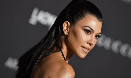 Kourtney Kardashian révèle un surprenant secret de beauté qu&rsquo;elle fait « tous les matins »