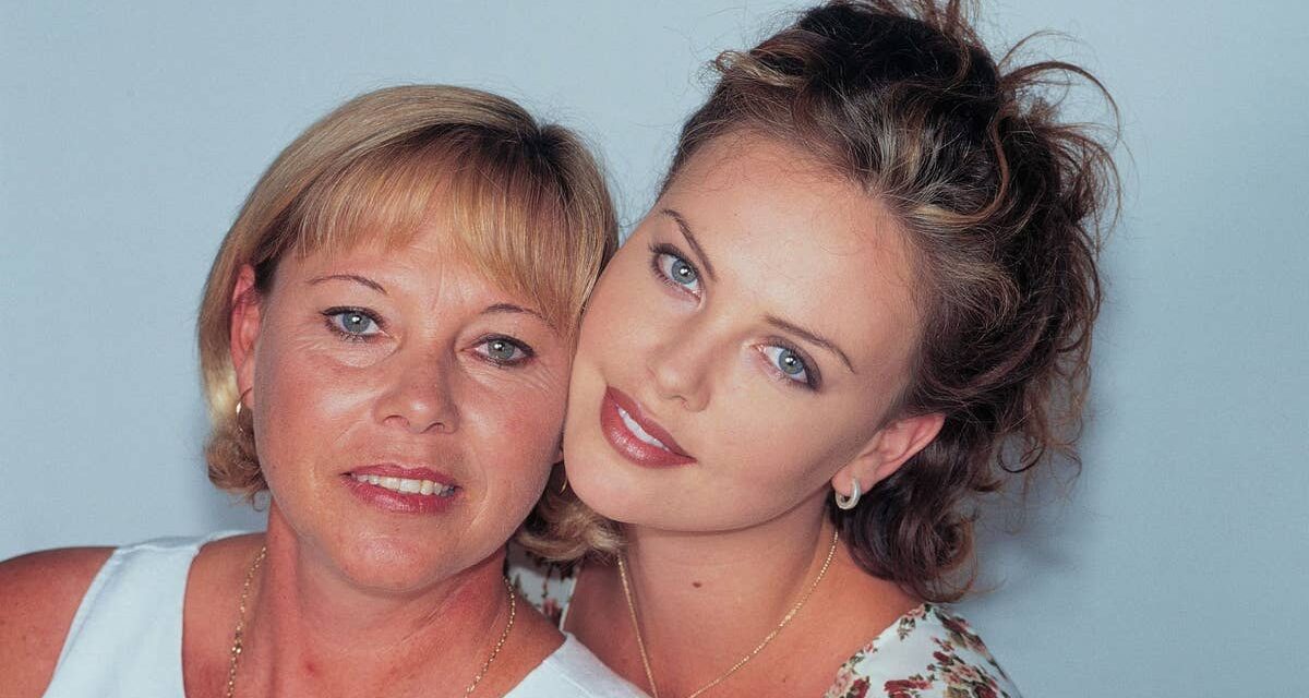 Charlize Theron revient sur la nuit incroyablement traumatisante où sa mère a tué son père alors qu&rsquo;elle n&rsquo;avait que 15 ans