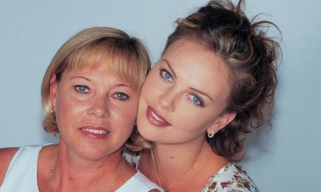 Charlize Theron revient sur la nuit incroyablement traumatisante où sa mère a tué son père alors qu&rsquo;elle n&rsquo;avait que 15 ans