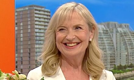 Carol Kirkwood surprise par son mari Steve alors qu&rsquo;elle retient ses larmes lors du dernier segment du petit-déjeuner de la BBC