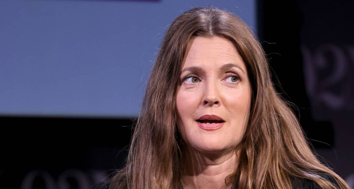 Drew Barrymore fond en larmes dans une confession déchirante sur son corps à 51 ans : « Je ne veux pas que quiconque voie ça »
