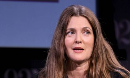 Drew Barrymore fond en larmes dans une confession déchirante sur son corps à 51 ans : « Je ne veux pas que quiconque voie ça »