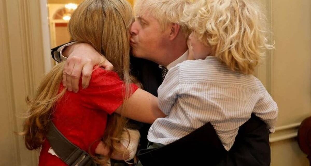 Wilfred, le fils blond sauvage de Boris Johnson, est son jumeau alors qu&rsquo;il marque une étape spéciale