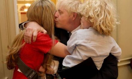 Wilfred, le fils blond sauvage de Boris Johnson, est son jumeau alors qu&rsquo;il marque une étape spéciale