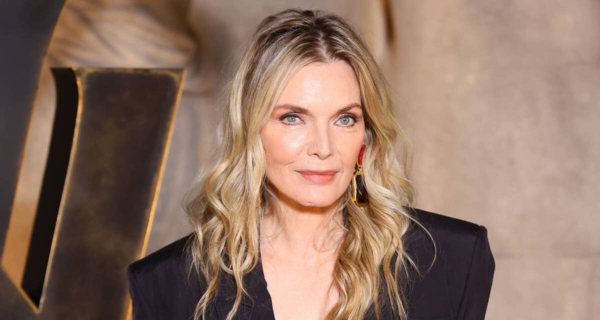 Michelle Pfeiffer, 67 ans, impressionne avec une photo audacieuse des coulisses : « Êtes-vous tous prêts ? »