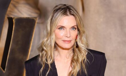 Michelle Pfeiffer, 67 ans, impressionne avec une photo audacieuse des coulisses : « Êtes-vous tous prêts ? »