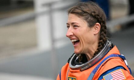 Ce que l&rsquo;astronaute Christina Koch se dit pour vaincre le syndrome de l&rsquo;imposteur à 47 ans – en tant que première femme à voyager sur la face cachée de la Lune