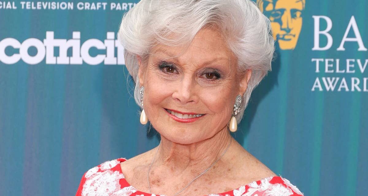 Angela Rippon, 81 ans, partage les détails des agressions terrifiantes qui lui ont valu « un coup de pied à la tête »
