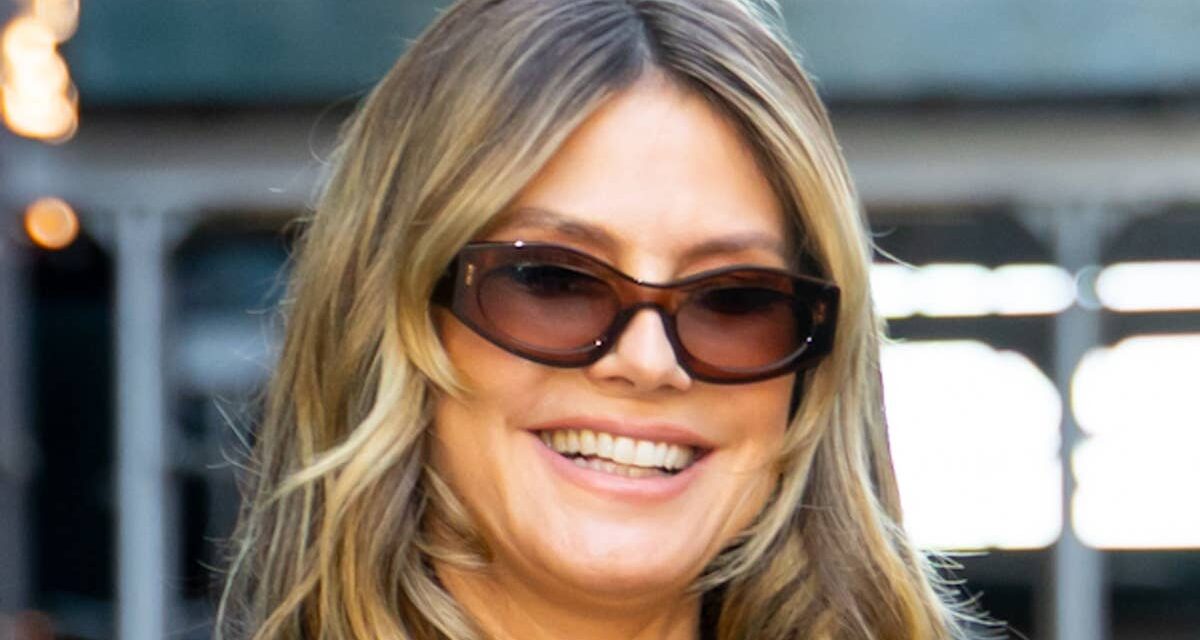 Heidi Klum met en valeur ses courbes dans une mini-robe plongeante lors d&rsquo;une apparition qui fait tourner les têtes à New York