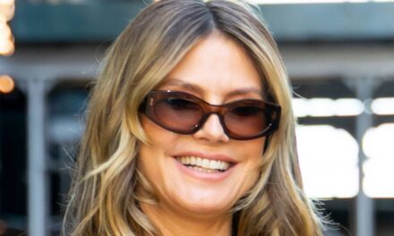 Heidi Klum met en valeur ses courbes dans une mini-robe plongeante lors d&rsquo;une apparition qui fait tourner les têtes à New York