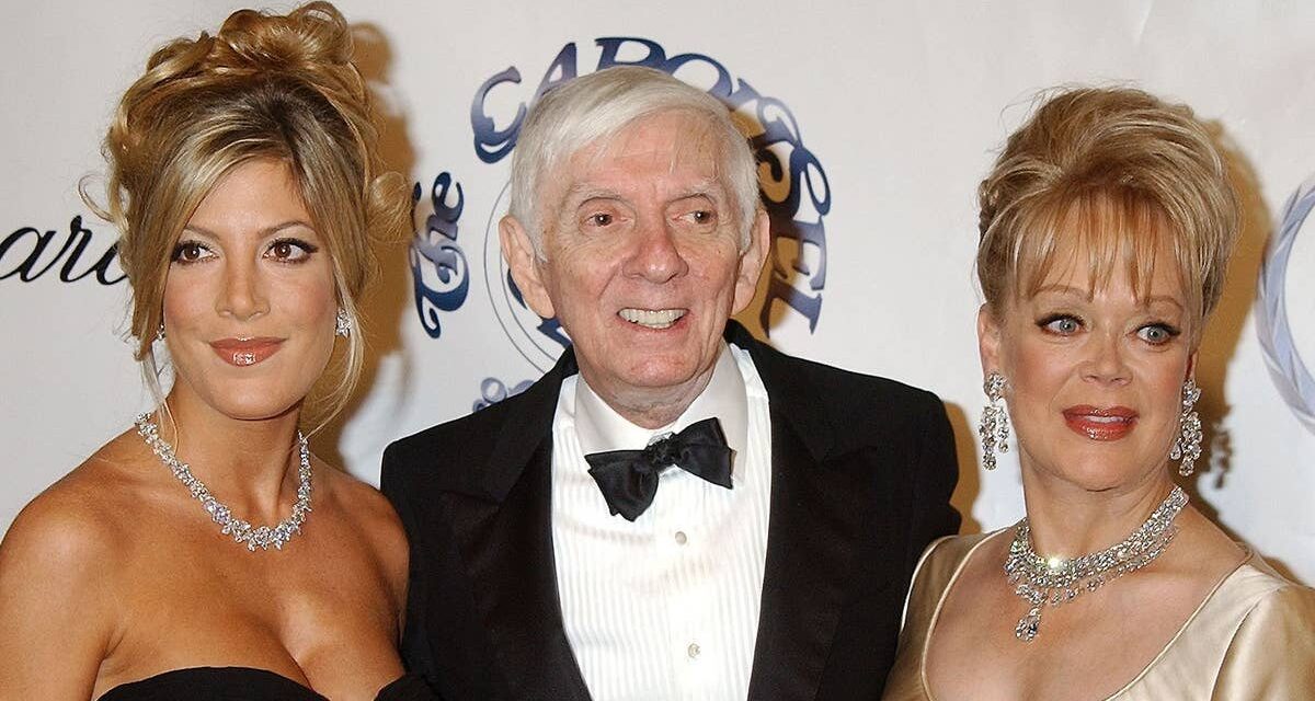 Tori Spelling partage un aperçu de son enfance somptueuse sur des photos mettant en vedette un célèbre père mégamillionnaire