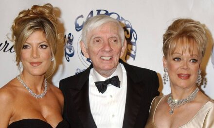 Tori Spelling partage un aperçu de son enfance somptueuse sur des photos mettant en vedette un célèbre père mégamillionnaire