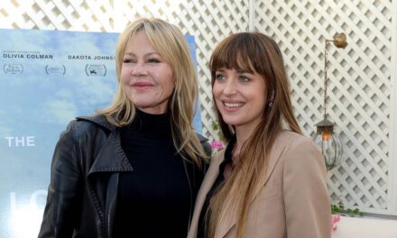 Melanie Griffith a une réaction en 4 mots à la nouvelle romance de sa fille Dakota Johnson