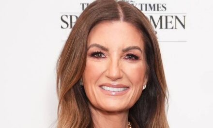 La star de l&rsquo;apprenti Karren Brady a l&rsquo;air incroyable à 57 ans après 12 semaines « difficiles »