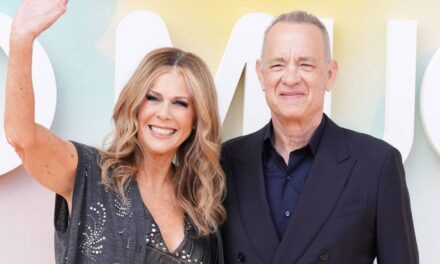 Tom Hanks a l&rsquo;air insouciant pendant ses vacances avec sa femme et ses amis célèbres