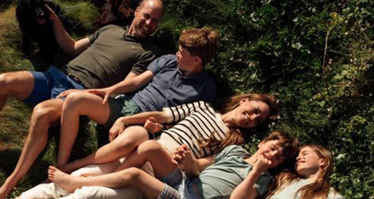 Kate Middleton et le prince William rompent avec la tradition avec une photo d&rsquo;anniversaire de famille en dehors des heures de travail – incluant les deux chiens