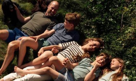 Kate Middleton et le prince William rompent avec la tradition avec une photo d&rsquo;anniversaire de famille en dehors des heures de travail – incluant les deux chiens