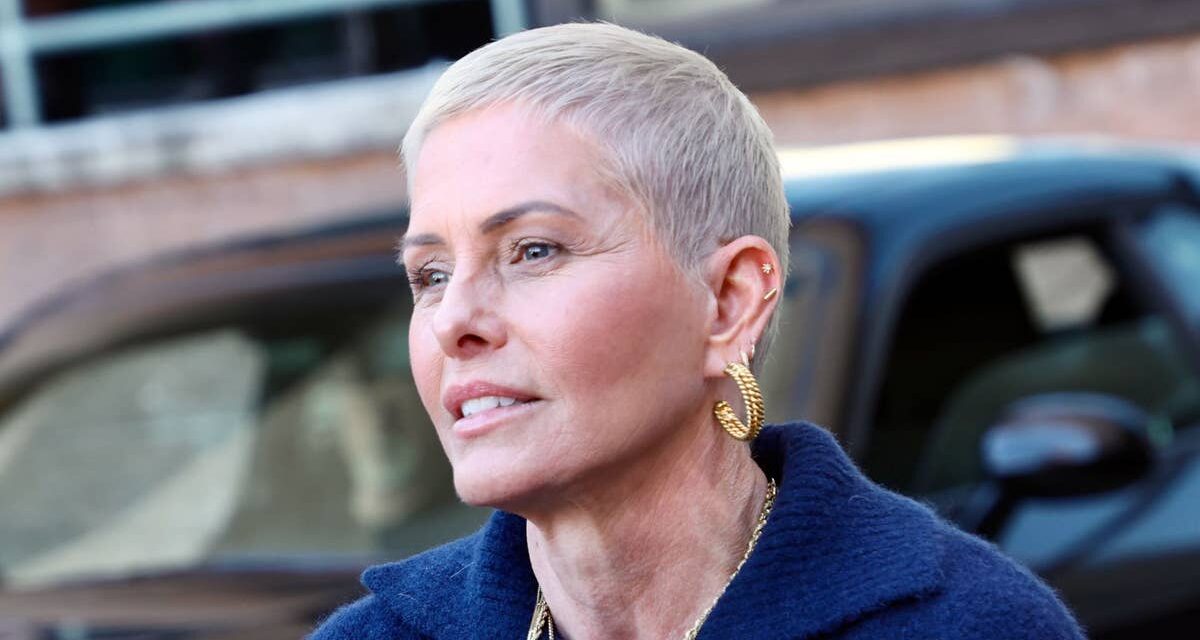 La star de Baywatch, Nicole Eggert, révèle les cicatrices du cancer du sein sur une nouvelle photo puissante