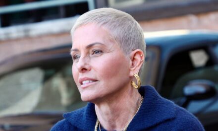 La star de Baywatch, Nicole Eggert, révèle les cicatrices du cancer du sein sur une nouvelle photo puissante