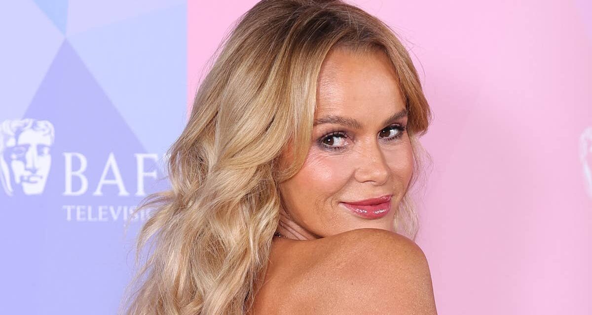 Amanda Holden grésille dans une robe de rêve moulante dos nu – avec jupe transparente