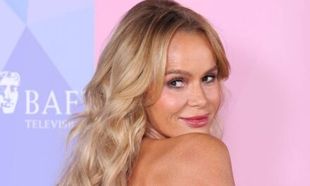 Amanda Holden grésille dans une robe de rêve moulante dos nu – avec jupe transparente