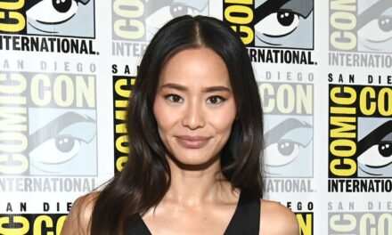 Jamie Chung affiche une silhouette tonique en bikini pour une photo de plage avec son mari Bryan Greenberg